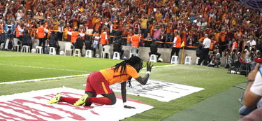 爱游戏app-足球重大比赛现场设立互动展区,增强观赛体验,足球展厅